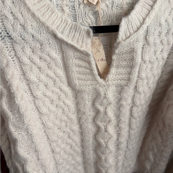 Hem & Thread Cream V-Neck Cable Knit Sweater - Picture 2 of 3